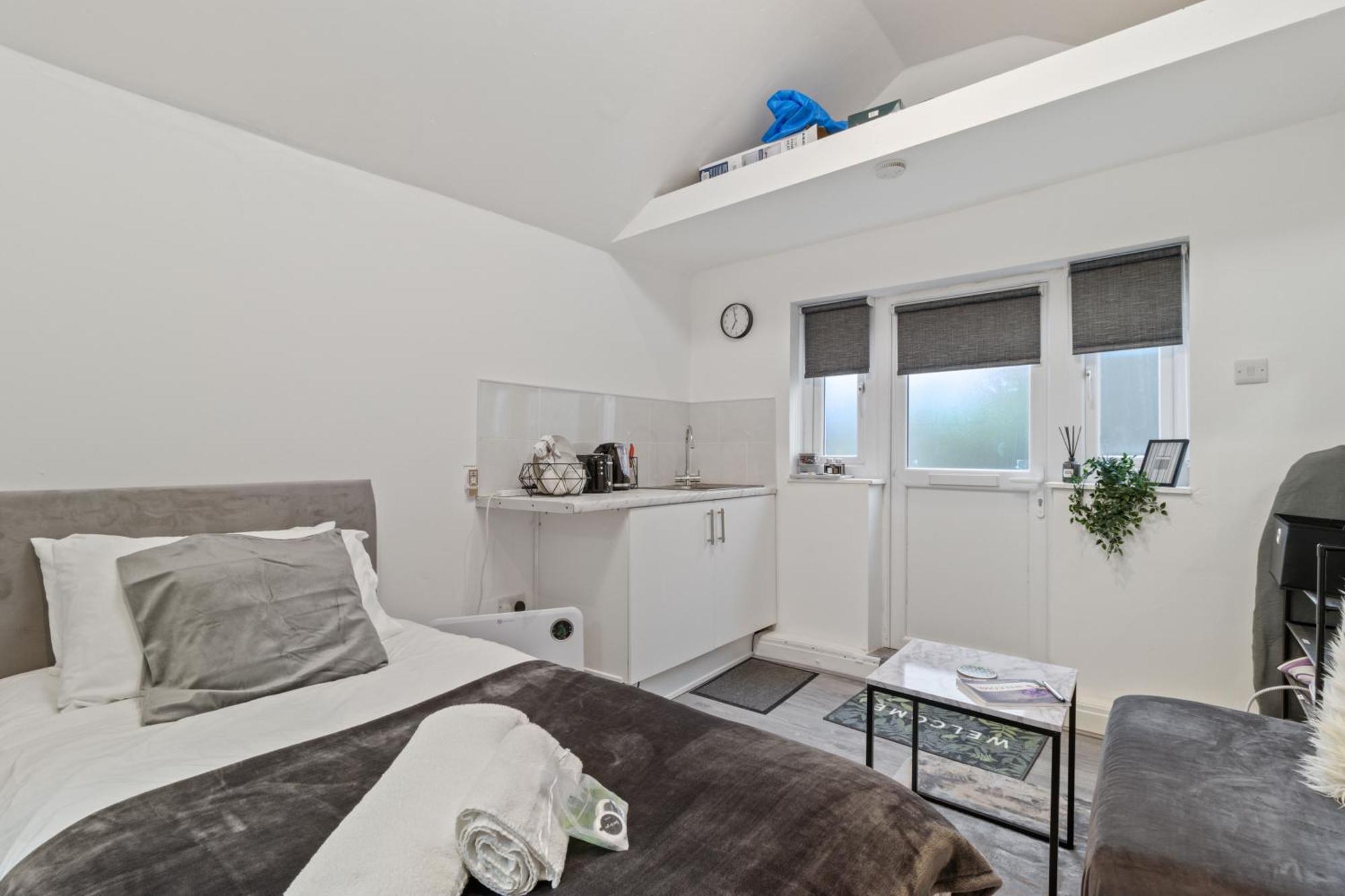 Studio Cottage With Shared Garden - 3Min To Bus Stop 曼彻斯特 外观 照片