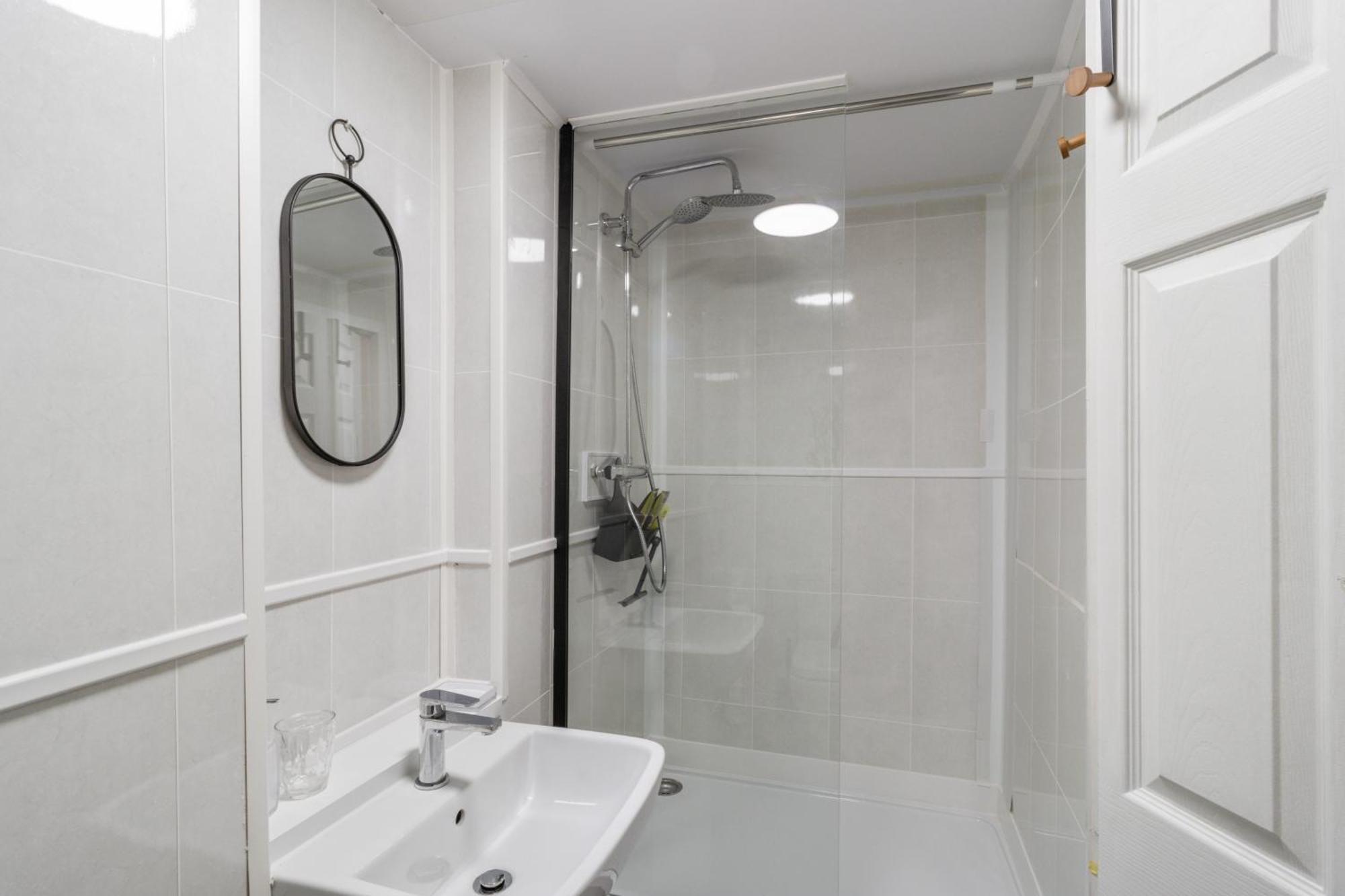 Studio Cottage With Shared Garden - 3Min To Bus Stop 曼彻斯特 外观 照片