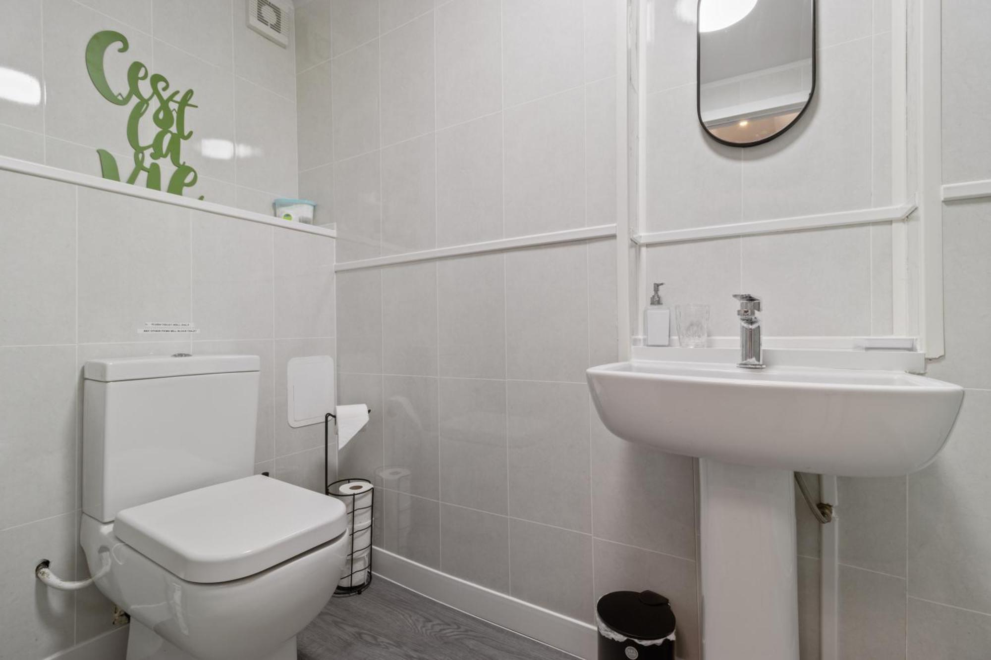 Studio Cottage With Shared Garden - 3Min To Bus Stop 曼彻斯特 外观 照片