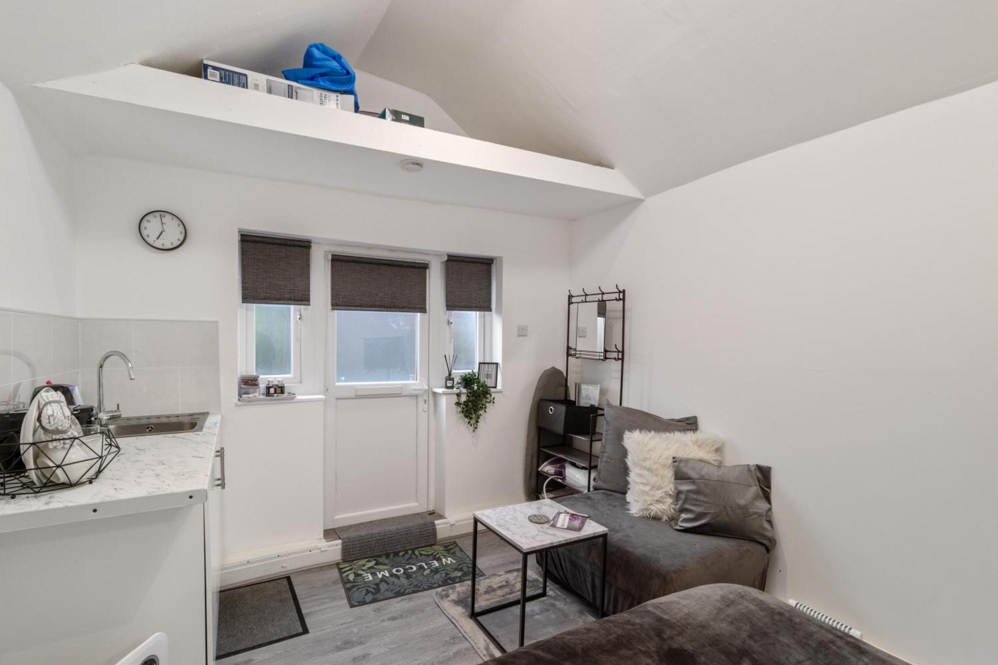 Studio Cottage With Shared Garden - 3Min To Bus Stop 曼彻斯特 外观 照片