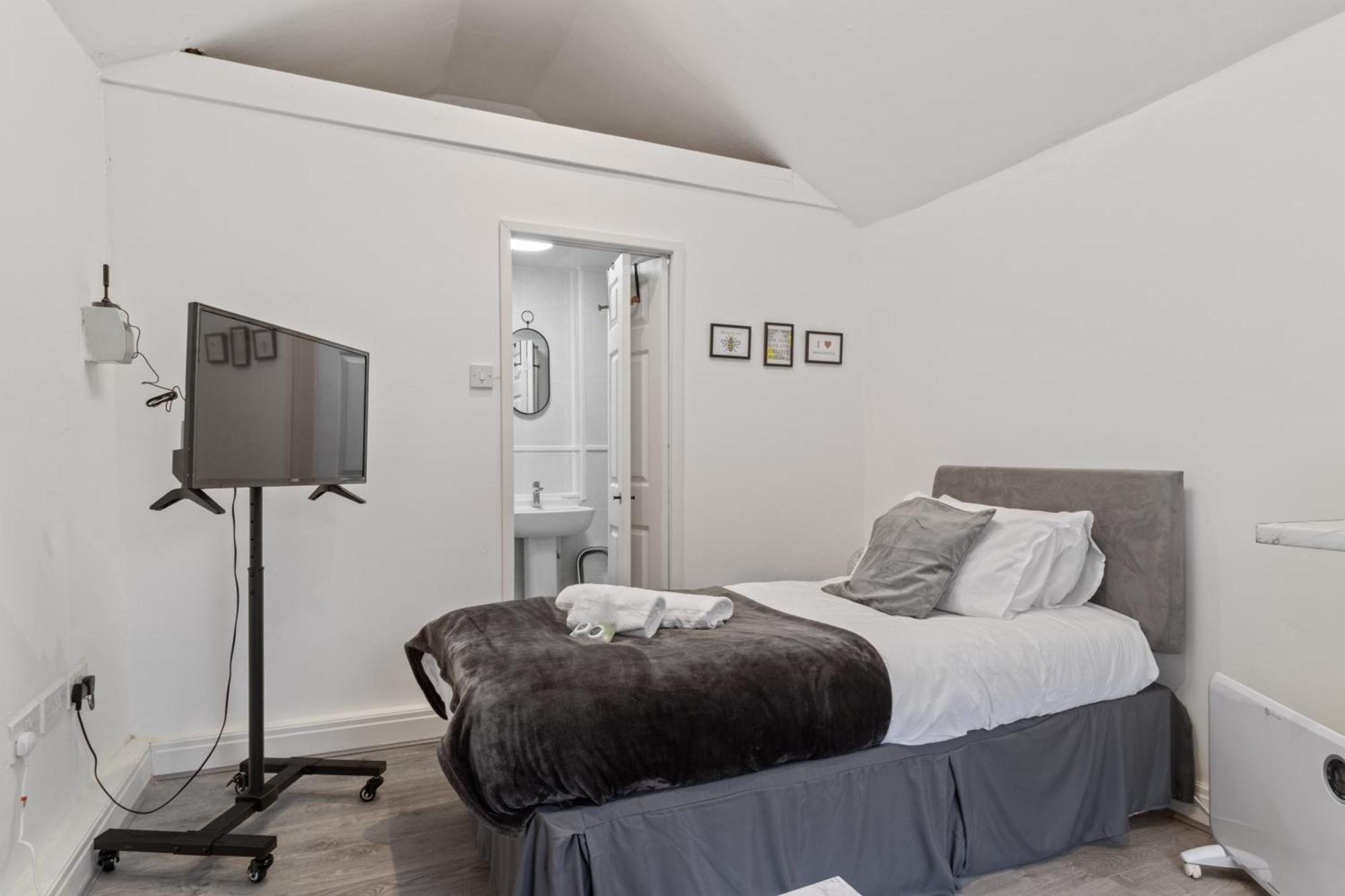 Studio Cottage With Shared Garden - 3Min To Bus Stop 曼彻斯特 外观 照片